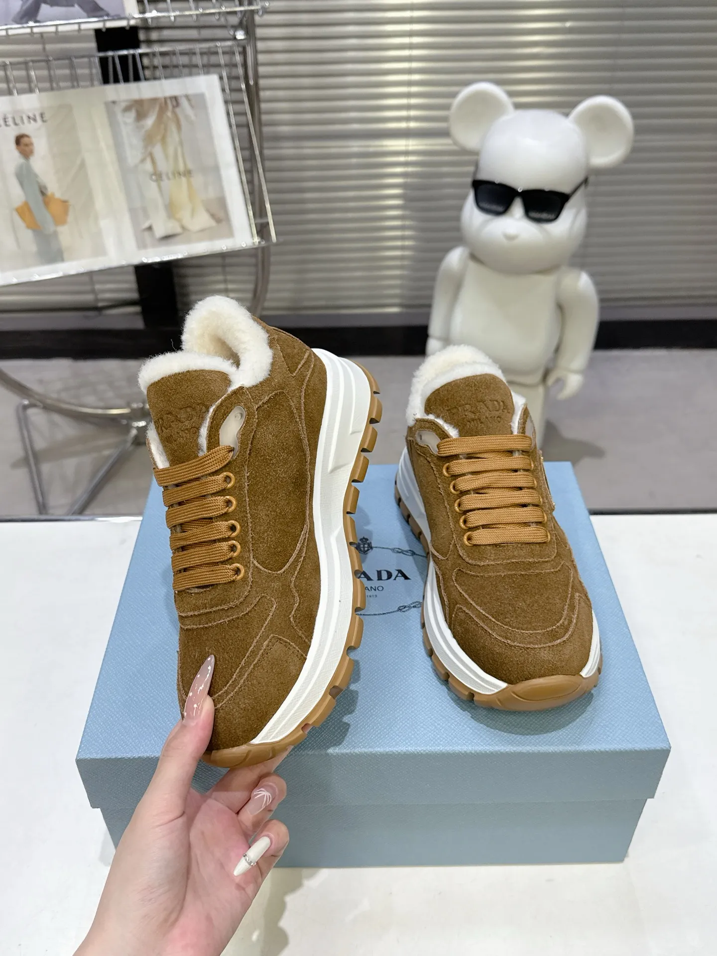 【PRADA】P: 660💰Couple style▪️Size: Women’s 35-40⚛Size: Men’s 39-44(45 customized) 2025 𝐬𝐬Prada’s new product, coming with strength! ❣️Many Internet celebrities have the same style, fashionable and versatile nice items, original shoes are developed and purchased from Italian counters, and are reproduced 1:1 according to the original taste. This year’s theme is not to be defined, embodying texture through simplicity💛From thick-soled sneakers to zigzag short boots to 2025 flat shoes, everything reveals a sure-fire momentum... It combines gentleness and handsomeness, the finishing touch for women❤️ Wear-resistant and ultra-light two-color outsole.